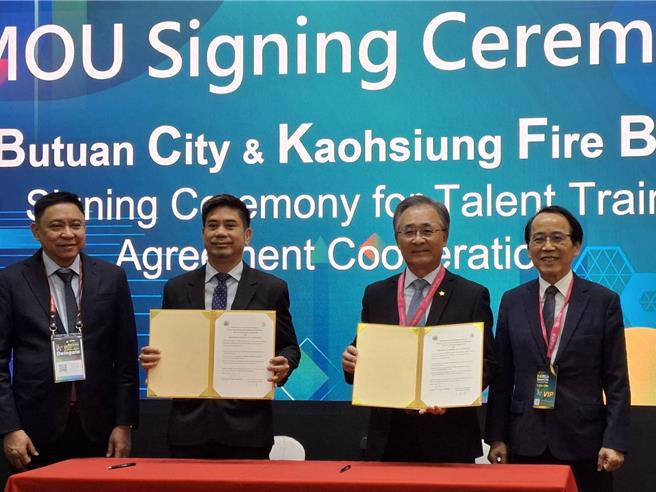 高雄市副市长林钦荣21日出席「国际输出案件签约记者会」，在数发部数产署副署长陈慧敏与高市府卫生局、农业局、消防局等单位见证下，与各国完成MOU签约。（洪浩轩摄）