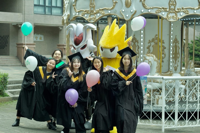 网友在 Threads 发文，文化大学竟然请到《真珠美人鱼》原唱梁世韵老师，在文大毕业前竟然能看到《真珠美人鱼》原唱，我好爱这次文化大学的学生会！（照片/中国文化大学提供）