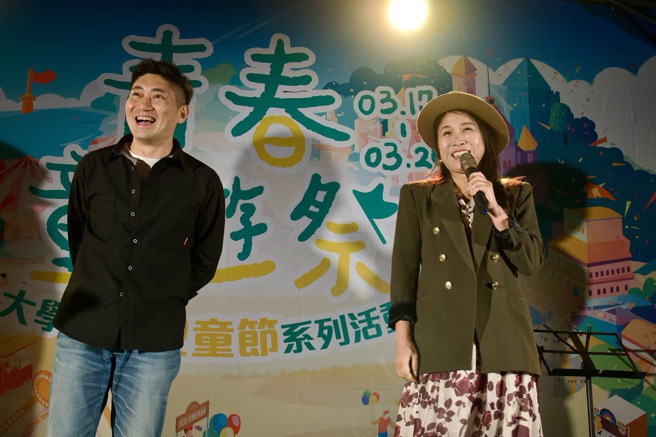 「我们这一家—花妈」配音员王瑞芹老师与「蜡笔小新—野原广志」配音员于正升老师原音重现经典角色，并带领大家欢唱我们这一家的主题曲，回忆当年看卡通的时光，逼哭现场许多观眾！（照片/中国文化大学提供）