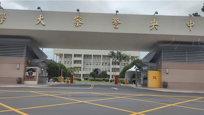 有民眾20日在社群软体发文，质疑中央警察大学学生将上课影片上传「小红书」，警大表示，该事件发生在去年2月，当时校方就已经发现，因上课不得使用手机，去年就已对学生依校规记过处分，当下学生也删除影片、帐号。（赖佑维摄）
