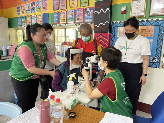 南迴健康促进关怀服务协会协助安排交通，让路途较远的长辈能够安全、顺利地前来就诊。(臺湾防盲基金会提供)


