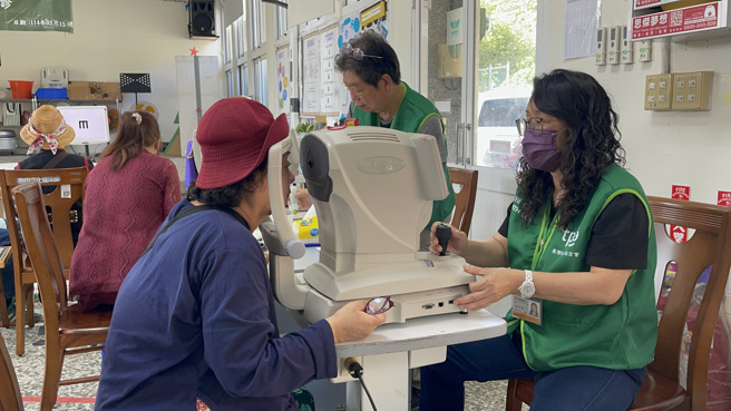 义诊服务计画把眼科医疗资源带进最偏远的地方。在南田部落共服务28位长者，无偿提供23副眼镜。(臺湾防盲基金会提供)