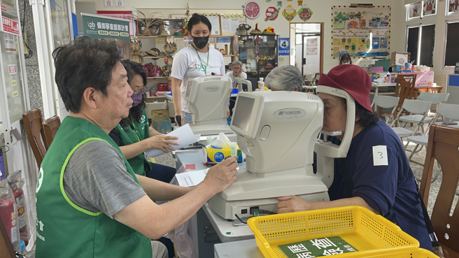 本次义诊在偏乡免费眼睛检查、配镜矫治、卫教宣导、医疗转诊，把长辈们当作自己家人一样细心叮咛。(臺湾防盲基金会提供)