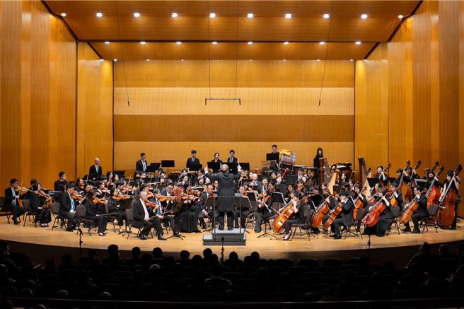 新竹忠信学校创校55周年，20日晚间举办感谢音乐会，由忠信爱乐交响乐团在新竹市立演艺厅演出四部曲「起承转续」第4场「续 Next…」。（忠信学校提供／王惠慧新竹传真）