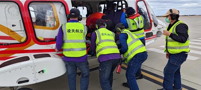 在澎湖民族路上機車自摔，致頸椎、脾臟及腎臟都受傷的澎科大20歲男學生，21日下午由駐地的凌天航空醫療直升機從澎湖機場起飛，後送至台中榮總搶救治療。（凌天航空提供／許逸民澎湖傳真）