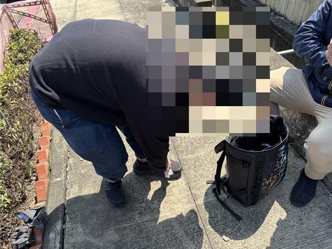 香港籍男子假观光为钱沦诈骗集团车手遭逮，警方从男子身上起出诈现金30万元。（警方提供／叶静美彰化传真）