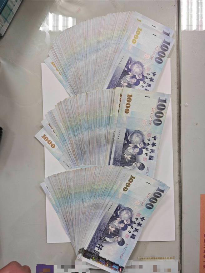 香港籍男子假观光为钱沦诈骗集团车手遭逮，警方从男子身上起出诈现金30万元。（警方提供／叶静美彰化传真）