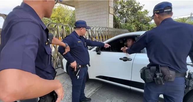 核三厂日前发生火警，恒春镇代会主席赵记明怒撞核三厂大门，警员还一度拔枪又插回枪套，但仍以手按住配枪保持警戒，屏东地检署依妨害公务罪将赵记明提起公诉。（资料画面／罗琦文屏东传真）