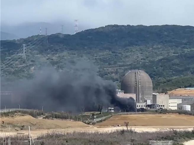 核三厂废弃空压机厂房后方的2座冷却水塔日前发生火警，疑因现场施工切割废弃铁材时不慎引起。（资料画面／罗琦文屏东传真）