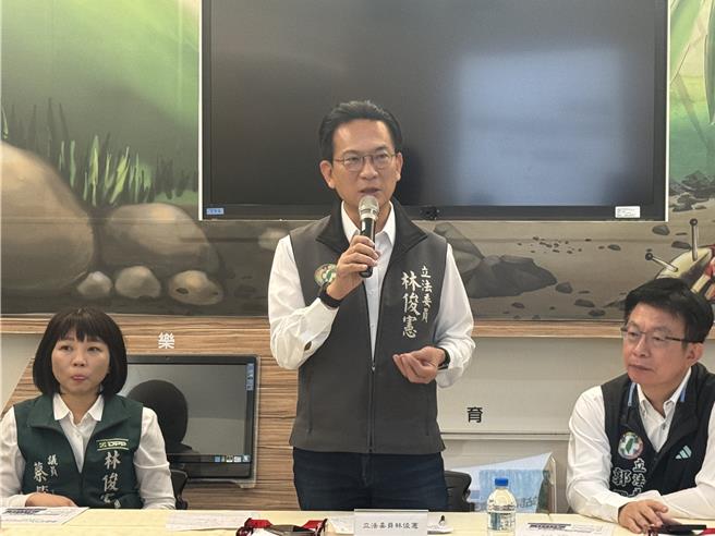 林俊宪（中）在脸书问「龙介，你早上去哪了？是去处理善后什么事情吗？」反问谢对于偽造连署都不知情吗？（本报资料照片）