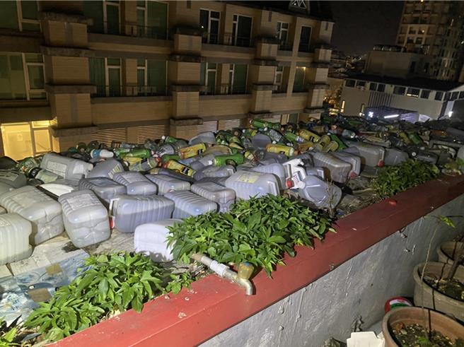 宜兰县某家温泉旅店顶楼因堆满宝特瓶遭民眾检举，环保局稽查后，因无恶臭与孳生蚊蝇，并未开罚。（图／宜兰县环保局）