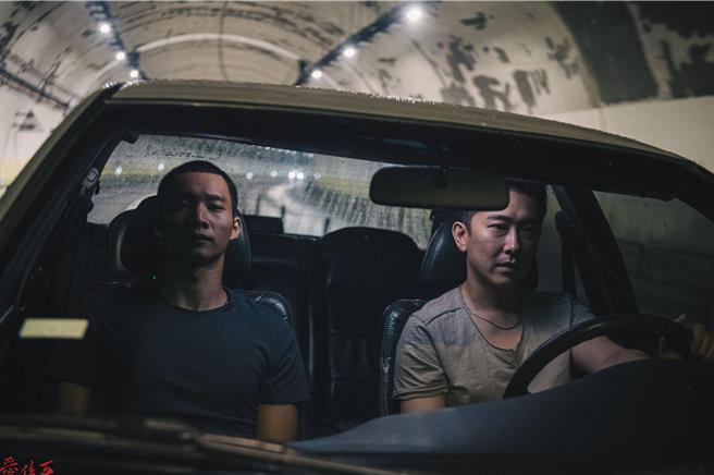 黃冠智、施名帥主演公視新創電影《愛作歹》劇照。（公視提供）