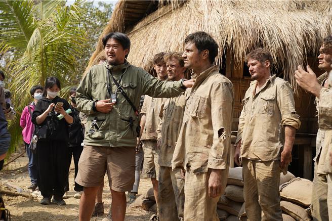 《聽海湧》導演兼製作人孫介珩指導演員演戲。（公視提供）