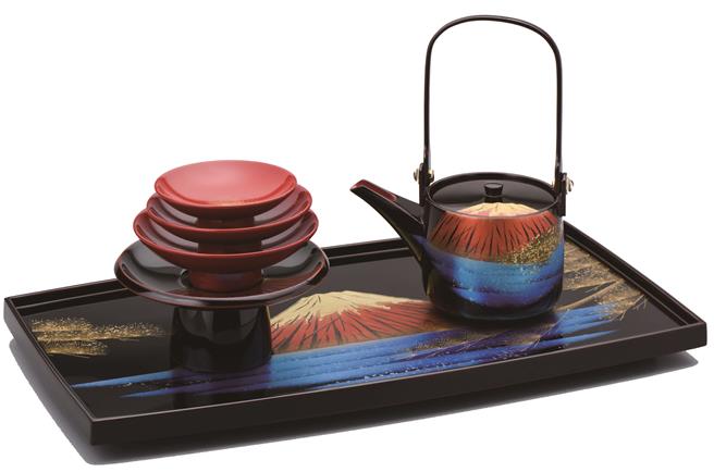  SOGO忠孝館日本展，石川岡田屋漆器輪島塗屠蘇器富士沈金松，一組18萬元。（SOGO提供）