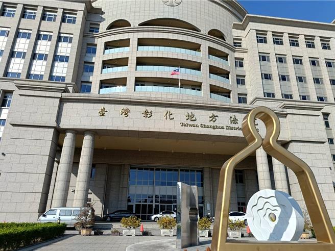 彰化馬姓男子幫代購「不二坊」蛋黃酥，收款後卻少給5盒，也不還2000元，遭彰化地方法院依網際網路對公眾散布而犯詐欺取財罪，處有期徒刑1年，全案可上訴。（葉靜美攝）