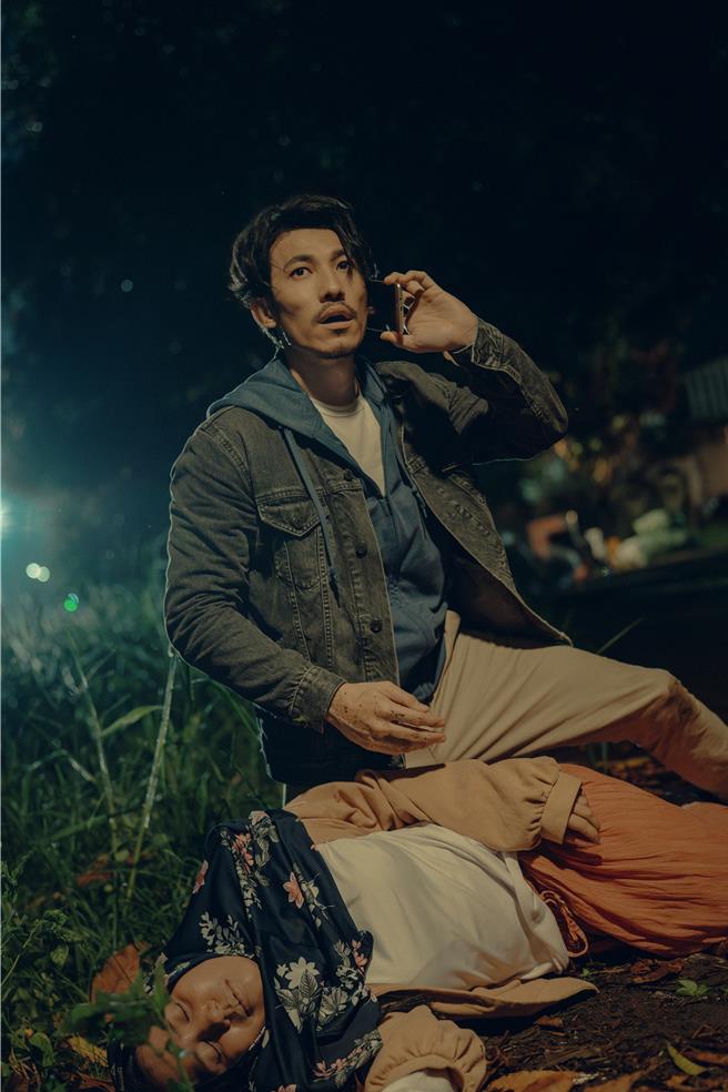 《化外之医》连炳发想救路边倒下的移工，未料却因此惹祸上身。（公视、中华电信、瀚草文创提供）