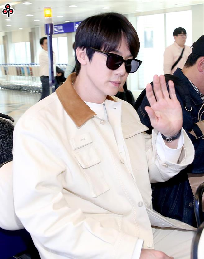 柳演锡抵台跟媒体挥手。（范扬光摄）