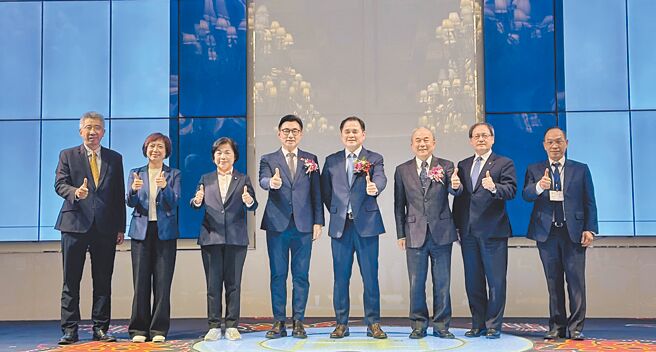 台灣機械工業公會理事長莊大立（右四）20日主持會員大會，立法院副院長江啟臣（左四）、機械公會監事會召集人胡永進（右一）、機械公會名譽理事長柯拔希（右三）也以工總常務監事身分受邀出席。圖／沈美幸