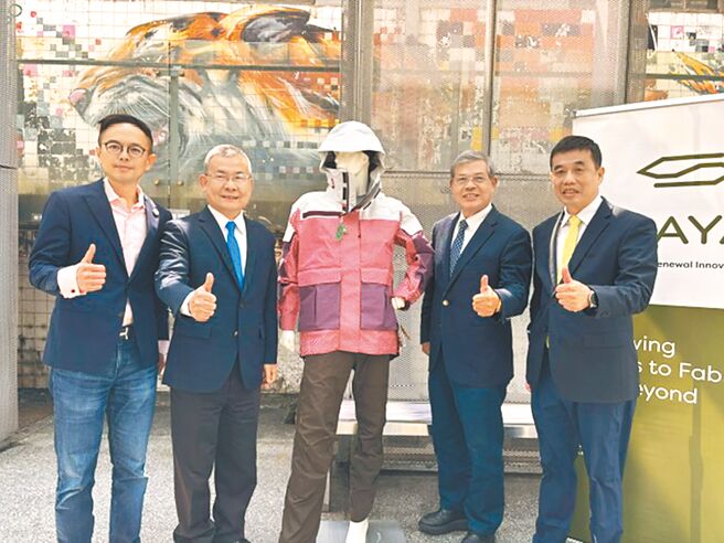 南亚SAYA携手The North Face打造极限运动装备。左起为SAYA品牌长施淙文、南亚副总经理陈志文、南亚顾问黄信义、南亚资深副总蔡昌明。图／杜蕙蓉