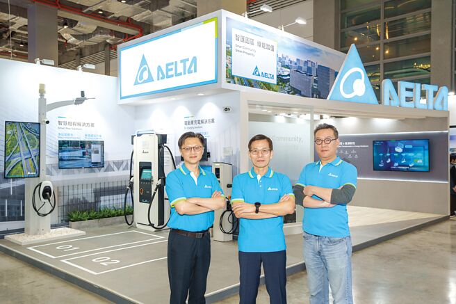 台達樓宇自動化事業群副總經理江文興（中）、台達智慧園區解決方案事業部處長蘇文杰（左）、台達智慧園區解決方案事業部經理李同捷（右）出席台北智慧城市展。圖／台達電子提供