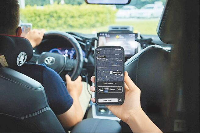 Uber携手多元计程车队合作，运用数位科技平台提升客户服务，计程车驾驶月营收也逐年增加。（Uber提供）