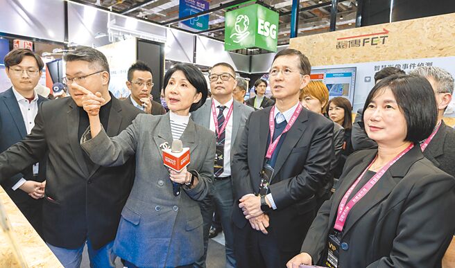 数位发展部长黄彦男（前排右二）20日前往智慧城市展视察首度亮相的「远传智灵」AI平台，由远传总经理井琪（前排左二）亲自导览。（远传提供）