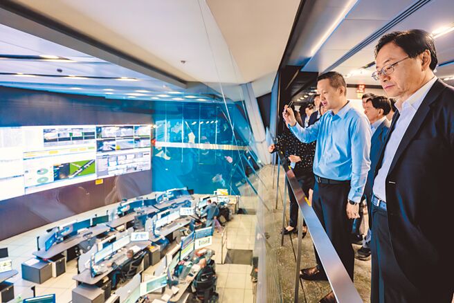 桃園市長張善政（右一）率團參觀新加坡陸路交通管理局智慧交通行控中心，了解星國智慧交通發展成果。（桃市府提供／蔡依珍桃園傳真）