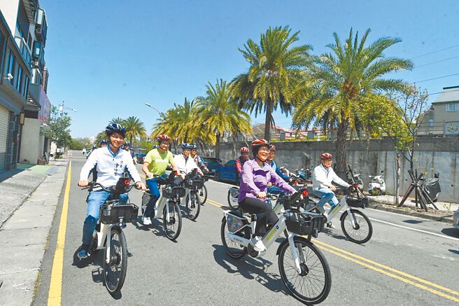 彰化县大村乡20日正式启用MOOVO公共自行车，县长王惠美（前紫衣者）等人体验最新一代自行车。（叶静美摄）