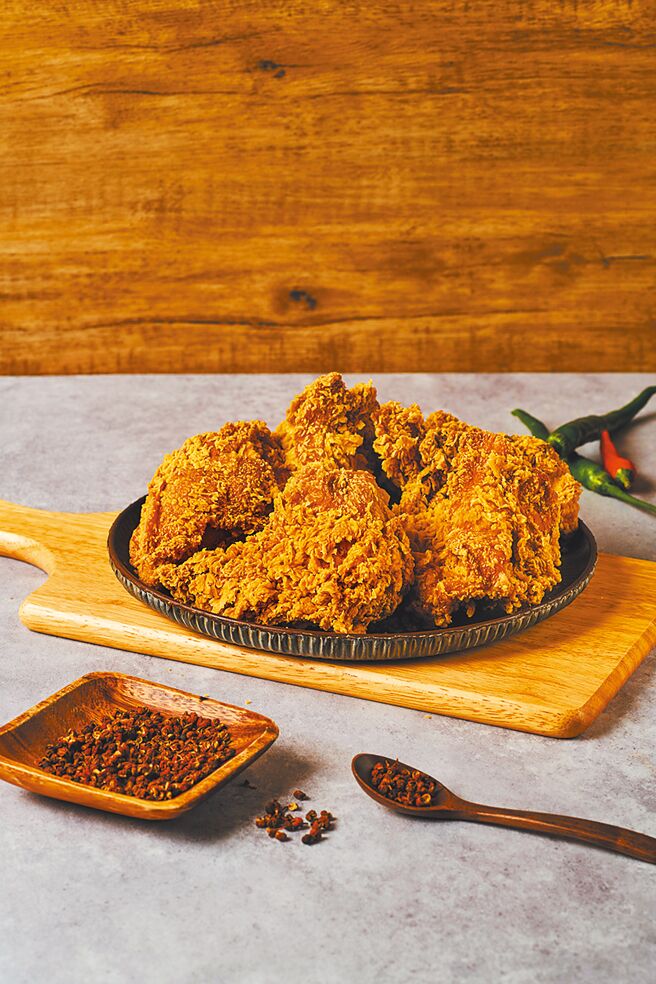 三商炸雞近期帶來炸雞新口味「青花椒炸雞桶」，標榜風味香麻不嗆辣，並推4月9日前凡內用或外帶「青花椒炸雞桶」（見圖），即贈「原味咔啦腿排桶」，優惠價只要333元，平均一塊只需33元。拿坡里披薩.炸雞則推4月30日前，外帶或內用大披薩特價189元，現省201元。（三商餐飲提供）