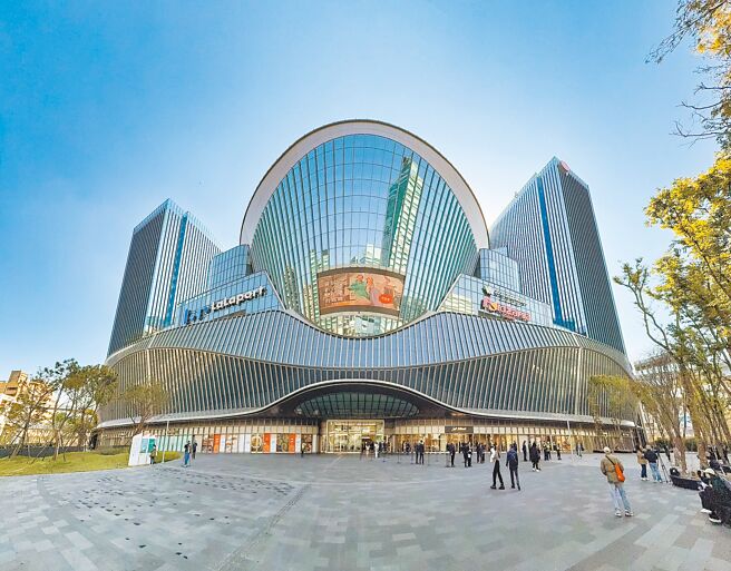 南港LaLaport引進300家品牌，預計全部櫃位就定位後，年營業額挑戰100億元。（吳松翰攝）