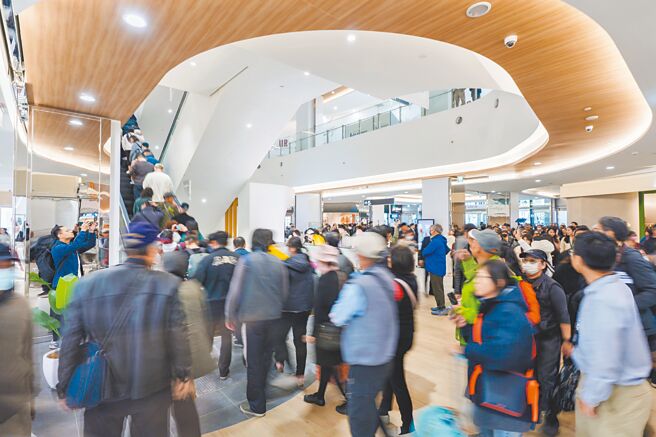 南港LaLaport營運首日雖為上班日，不過中午12點30分一到立刻湧入大批人潮。（吳松翰攝）