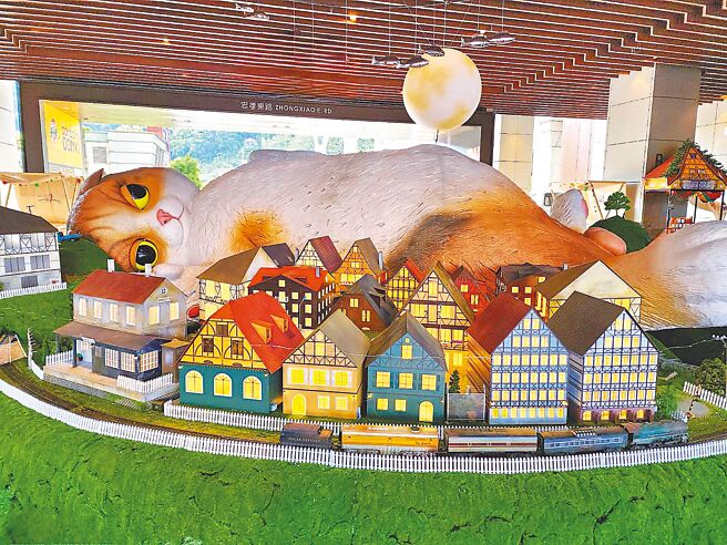 CITYLINK南港店限時推「巨貓冬冬」打卡玩輪盤活動。（CITYLINK提供）