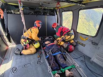 花蓮秀林鄉道路施工意外 怪手墜80米深邊坡司機昏迷