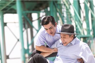 伊正劇中英勇救父翻一圈慘骨折！趴水泥地「肉都要被煎熟」