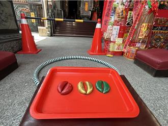 屏東海豐三山國王廟擲筊拿50萬 機率比大樂透頭獎還低