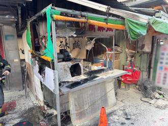 三重鹹酥雞攤突竄火舌　民眾急拿滅火器滅火