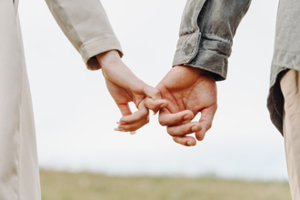 36年前秘恋15岁少年产子！冰岛部长丑闻下台 总理说重话