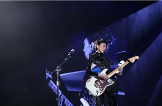 戴佩妮暌違9年攻蛋玩命吊鋼絲 投保1億從天而降坦言腿軟