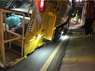 竹市南大路路基掏空！垃圾車輪胎遭卡住 民眾倒垃圾傻眼