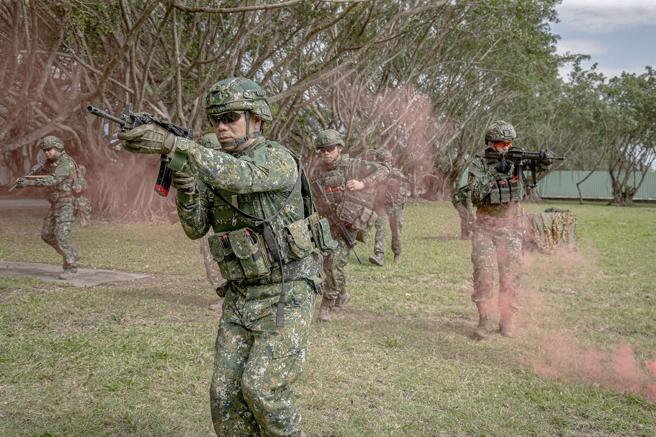 醫護士在火力交互掩護下，協力將傷兵移至安全點。
（記者洪嘉豪攝）