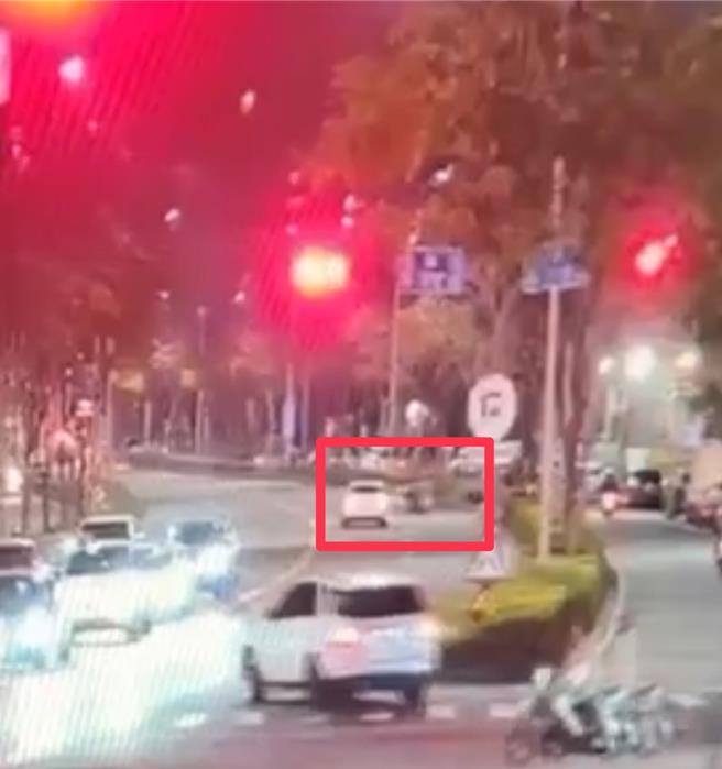 高雄市楠梓区1辆机车违规跨越槽化线，遭快车道宾士车撞上命危。