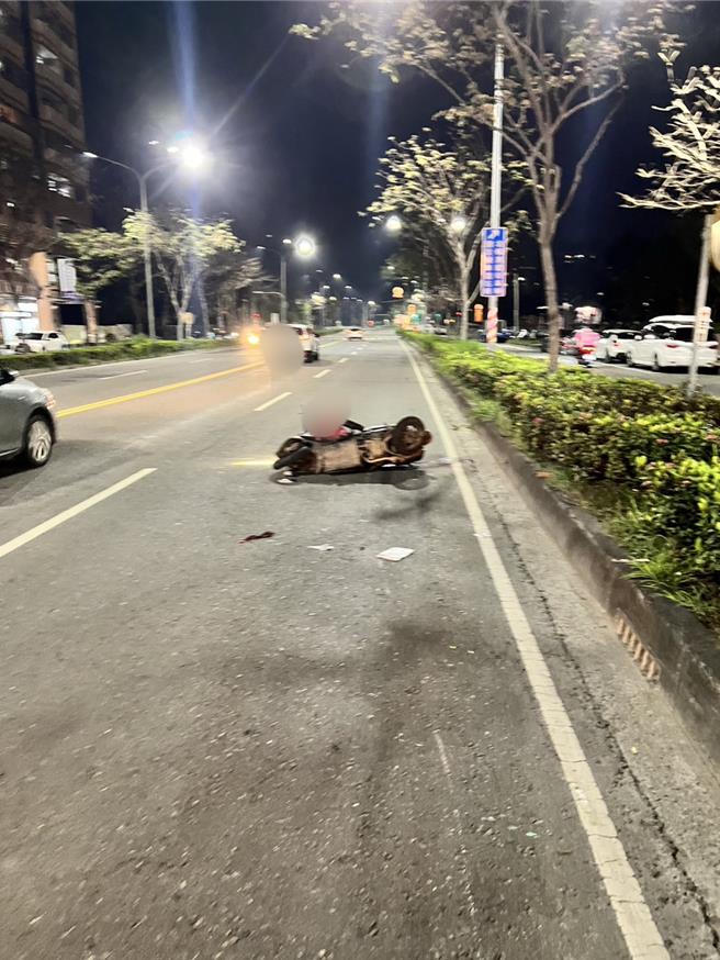 机车骑士遭撞后先喷上宾士车挡风玻璃，再摔落地后胸口重创倒地不起，到院前已失去呼吸心跳。（警方提供／任义宇高雄传真）