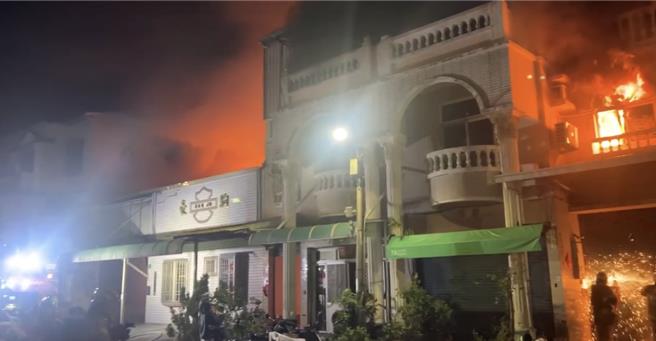 亚太工业区深夜火警延烧10户，1人来不及逃生丧命。（读者提供／曹婷婷台南传真）