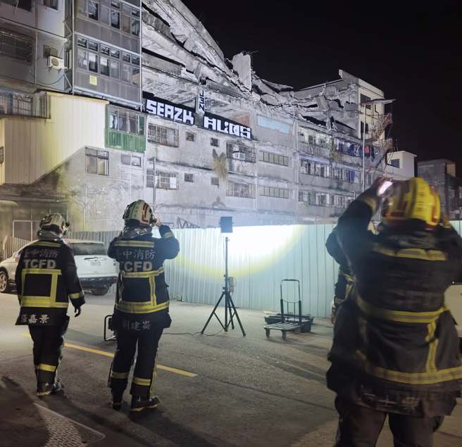台中清水大楼凌晨塌陷。（翻摄脸书「清水小镇」）