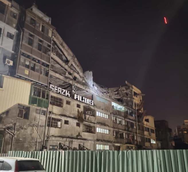 中兴街一栋大楼凌晨1时许，发生5、6楼层塌陷事故。（翻摄脸书「清水小镇」）