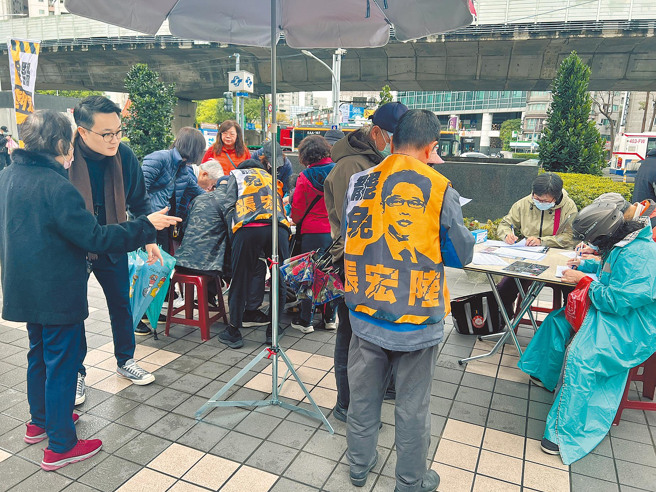 全国大罢免持续升温，罢免民进党新北市立委张宏陆团体6日在捷运新埔站设站连署。（资料照／王扬杰摄）
