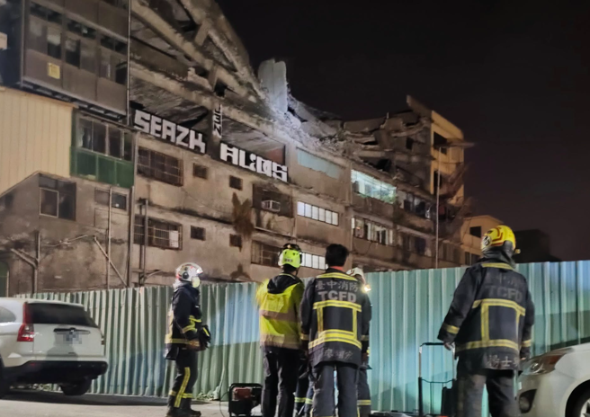 台中清水一栋大楼凌晨塌陷。（翻摄脸书「清水小镇」）