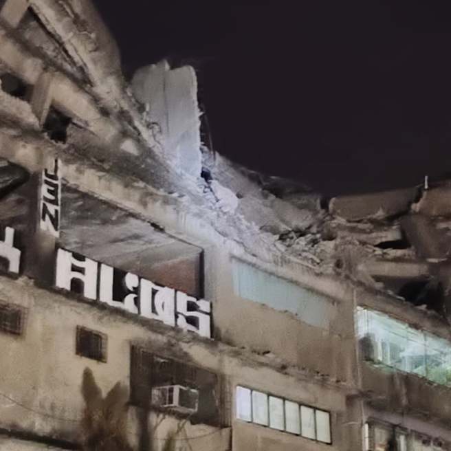 台中屋龄50年大楼「塌成V字」。（翻摄脸书「清水小镇」）
