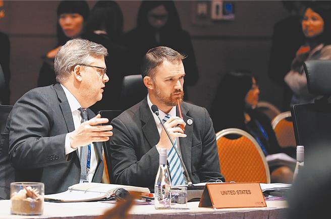 美国总统川普选择对中强硬的贸易律师葛里尔（右）担任美国贸易代表。（路透）