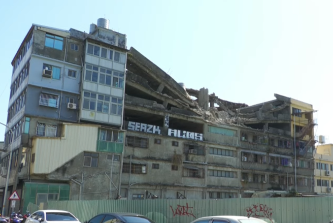 台中屋龄50年大楼「塌成V字」 。（中时新闻网YT）